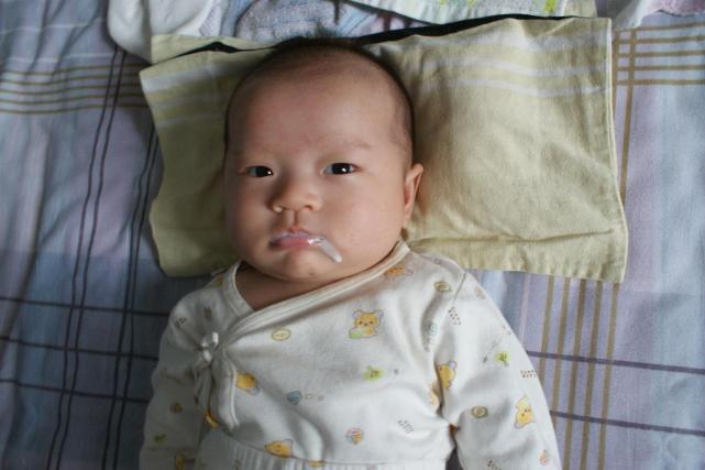 寶寶吐奶， 出了拍嗝，這些“動作”也很重要