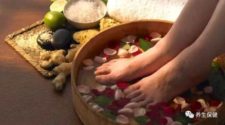 泡腳的時(shí)候加點(diǎn)它，三天逼出體內(nèi)濕氣!